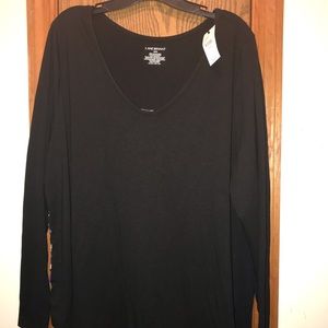 NWT ✨Women's black long sleeve V-neck top✨